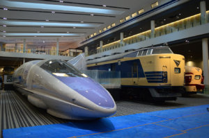 吹き抜けに並ぶ「500系新幹線」「581形電車」「489形電車」(手前から)