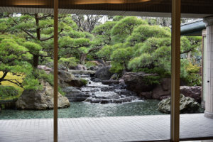 エントランスロビーの前に広がる庭園。ツツジや梅など四季折々の花を咲かせる