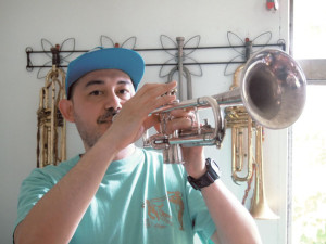 森本アリさん 音楽家。ペ・ド・グ、三田村管打団?などのバンドに所属、ソロ活動やワークショップなども行う。他にも神戸・塩屋の築106年の洋館の管理・運営も務める