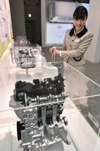 車のエンジンの仕組みを目と手で感じることができる=4階の体験コーナー