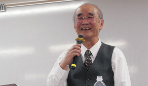 井上 宏さん 追手門学院大学・笑学研究所所長。関西大学名誉教授。写真はメンタルケアの専門家を養成する講座で「笑いと健康」をテーマに講義中の一コマ。