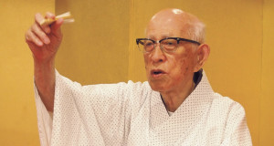 三輪九郎さん 1925(大正14)年生まれ。落語と同時期に習い始めた弓道も継続中。落語の発表会の時には三輪さんの娘が見に来ることもあるという。写真は落語みゅーじあむで
