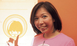 湯川カナさん リベルタ学舎の代表。〝陽気な革命家〟。写真は同団体のキャラクター「COMA DO(コマド)」のTシャツを着て。「子どもが笑顔になれる未来をつくる!」