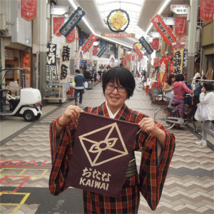 堀登志子さん 商業活性化アドバイザー、商店街よろず相談アドバイザー。写真は阪急池田駅前の「サカエマチ商店街」で。「笑ってまちとそこに住む人たちを元気に!」