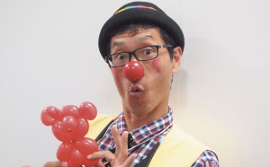 山中慎介さん クラウン名は「サ〜チュウ」。 〝謎〟に包まれた存在のため、素性は明らかにされていない。得意の芸は切り折り紙。「虫と動物ならなんでも紙で作れますよ!」