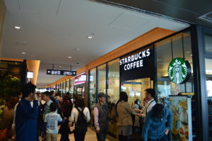 買い物客でにぎわう駅ビル「VIERRA塚口」