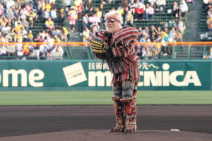 始球式に登場したブラックタイガー役の飯田洋輔さん(劇団四季提供)