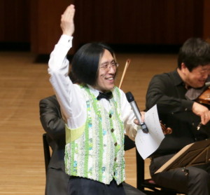 楽しいトークで楽しませる宮川彬良さん=写真は昨年の公演(芸術文化センター提供)