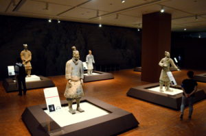 兵馬俑が並ぶ展示室