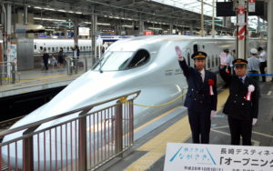 長崎DCの「オープニング記念号」の発車合図をするJR西日本・JR東海の新大阪駅長