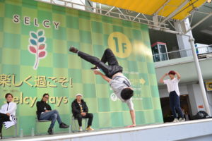 2015年の大会は千里中央のセルシー広場で行われた。審査員にはSAM(写真左から2人目)の顔も見える
