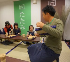 畳職人が伝統の技を子どもたちに教える