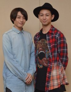 柳下大(写真右)は1988年生まれ、神奈川県出身。前山剛久(左)は1991年生まれ、大阪府出身。写真は10月、兵庫県立芸術文化センターで