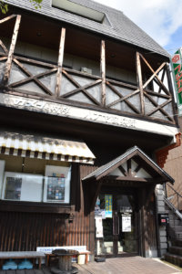 国道2号沿いに店を構えるハナヤ勘兵衛。山小屋風の外観は1932年から変わらない