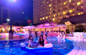 オトナの夜遊びを楽しもう! 神戸ポートピアホテルで9月2日(日)までナイトプール開催中! オトナの夜遊びを楽しもう! 神戸ポートピアホテルで9月2日(日)までナイトプール開催中!