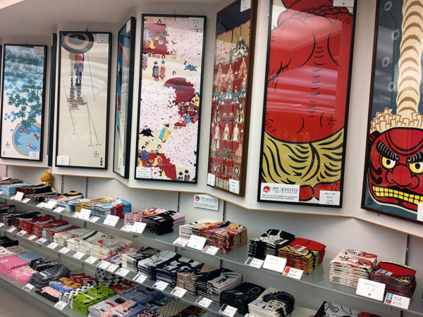 本店1階にずらりと並ぶ､手ぬぐい｡店舗は本店ほかに8店舗ある