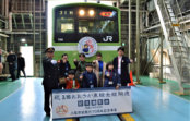 八尾市とJR西日本がコラボ ラッピング列車で出発進行!おおさか東線全線開通と市制70周年を記念 八尾市とJR西日本がコラボ ラッピング列車で出発進行!おおさか東線全線開通と市制70周年を記念