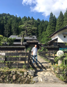 宿の前には自慢の畑が広がる