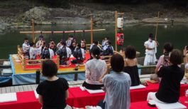 復興した鷹山の囃子方が奏でる音を水辺で楽しむ～星のや京都「京のお囃子舟」観賞レポート～