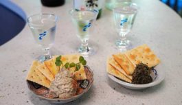 スタイリッシュな酒屋で、京都らしいアテとレアな地酒の角打ち