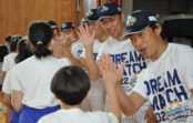 箕面市にプロ野球OB選手がやってきた! 小学校でキャッチボール教室 箕面市にプロ野球OB選手がやってきた! 小学校でキャッチボール教室