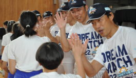 箕面市にプロ野球OB選手がやってきた！　小学校でキャッチボール教室