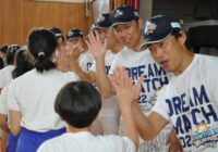 箕面市にプロ野球OB選手がやってきた！　小学校でキャッチボール教室