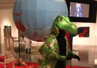見る人をシュールに挑発する「人食いザメと金髪美女　笑う横尾忠則展」8月25日（日）まで